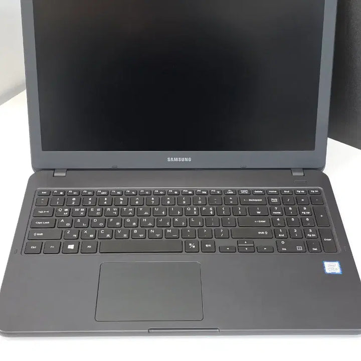 [BUNJANG] Samsung Notebook 5 15.6" Intel Core i5 8th Gen / 256GB SSD Laptop / 삼성 노트북5 15.6인치 i5 8세대CPU/SSD256GB 노트북