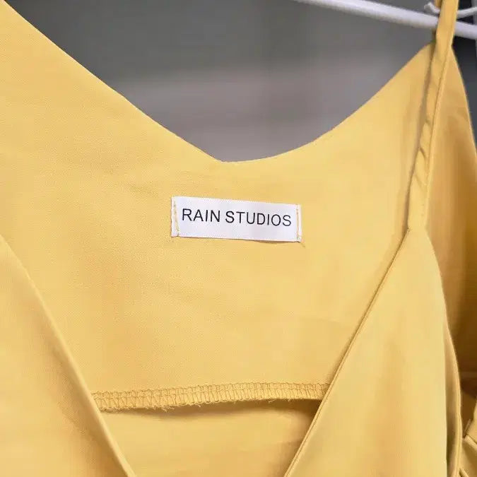 [BUNJANG] Silk V-Neck Sleeveless Top Mustard Yellow / 실켓 브이넥 머스타드 옐로우 끈나시 탑 뷔스티에(새상품)