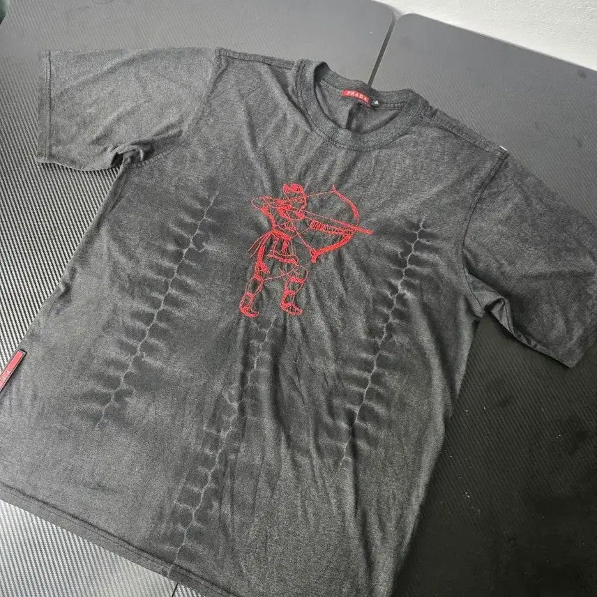 [BUNJANG] Prada Black Washed T-Shirt with Red Embroidery / 프라다 반팔 티셔츠 블랙워싱 레드자수