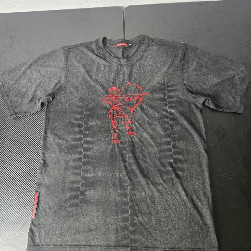 [BUNJANG] Prada Black Washed T-Shirt with Red Embroidery / 프라다 반팔 티셔츠 블랙워싱 레드자수