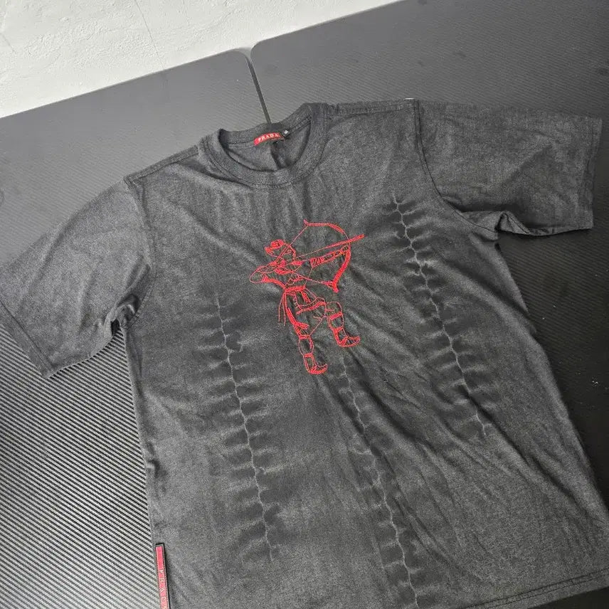 [BUNJANG] Prada Black Washed T-Shirt with Red Embroidery / 프라다 반팔 티셔츠 블랙워싱 레드자수