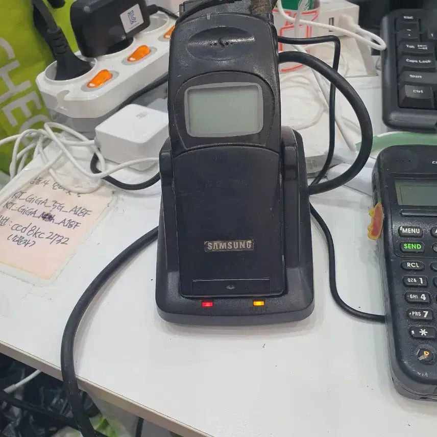 [SOLD OUT] 삼성 구형 휴대폰 SCH 220F 및 충전기 세트
