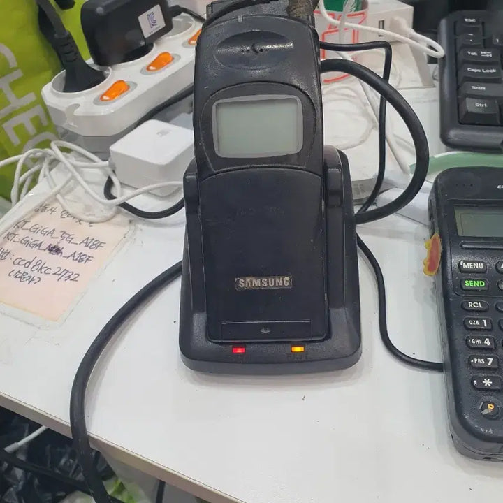 [SOLD OUT] 삼성 구형 휴대폰 SCH 220F 및 충전기 세트