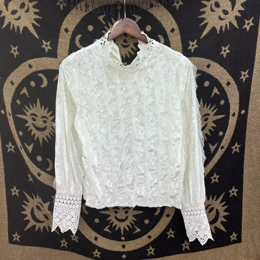 [SOLD OUT] 러블리 레이스코어 프릴 펀칭 긴팔 시어 블라우스 K0370