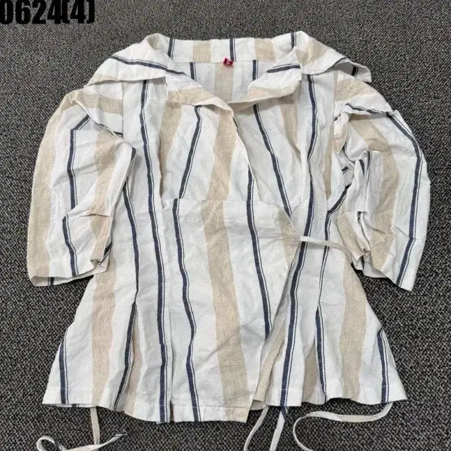 [SOLD OUT] 줄무늬 랩 블라우스 0624