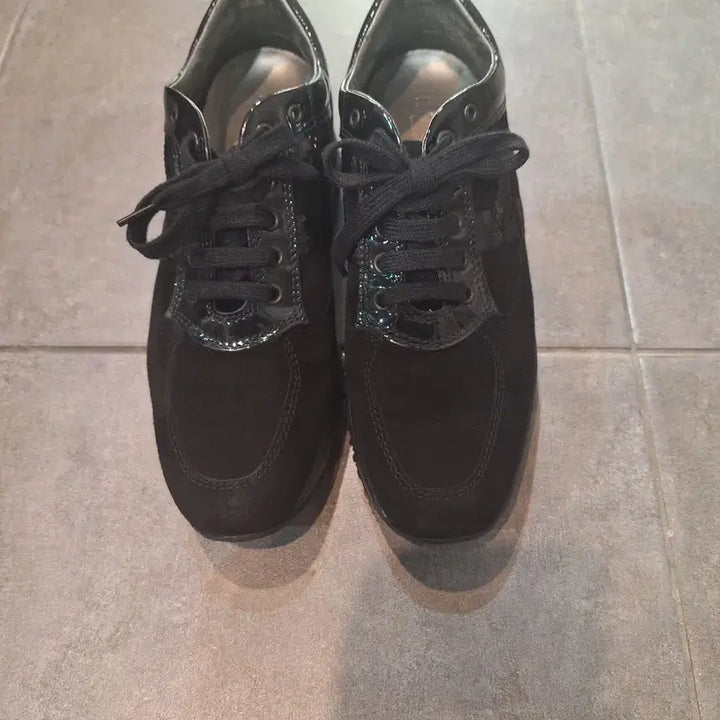 [BUNJANG] Hogan Low Profile Casual Leather Sneakers / 호간 로우 프로파일 캐주얼 가죽 스니꺼즈
