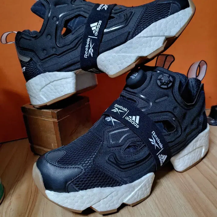 [BUNJANG] Adidas x Reebok Instapump Fury Boost Pantone (240mm) / (미사용)아디다스 X리복 인스타펌프 퓨리 부스트 팬톤(표기240추천235