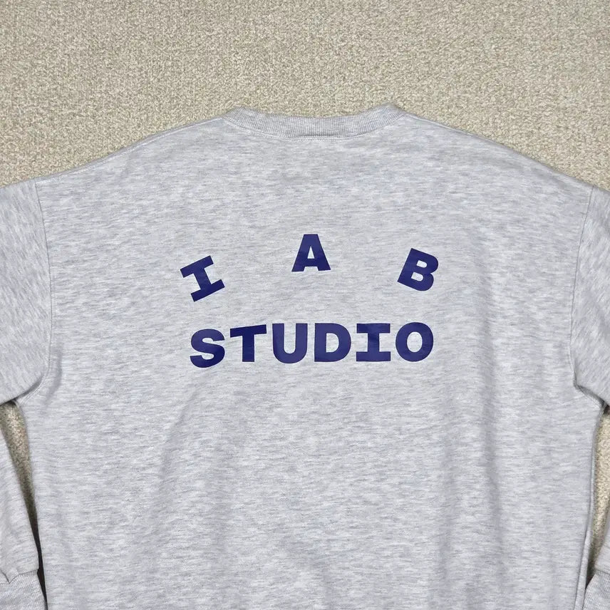 [BUNJANG] IAP STUDIO Logo Crewneck Sweatshirt / [아이앱 스튜디오] 로고 크루넥 맨투맨 | A00412