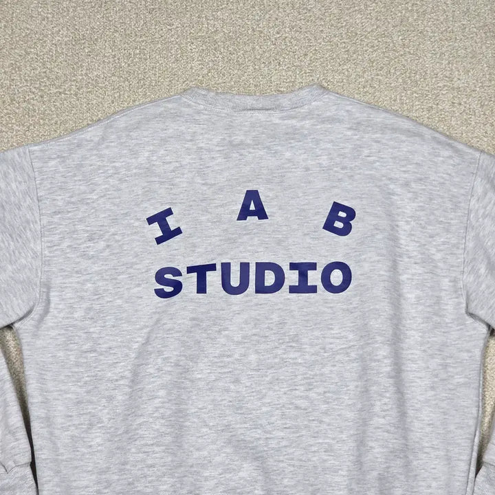 [BUNJANG] IAP STUDIO Logo Crewneck Sweatshirt / [아이앱 스튜디오] 로고 크루넥 맨투맨 | A00412