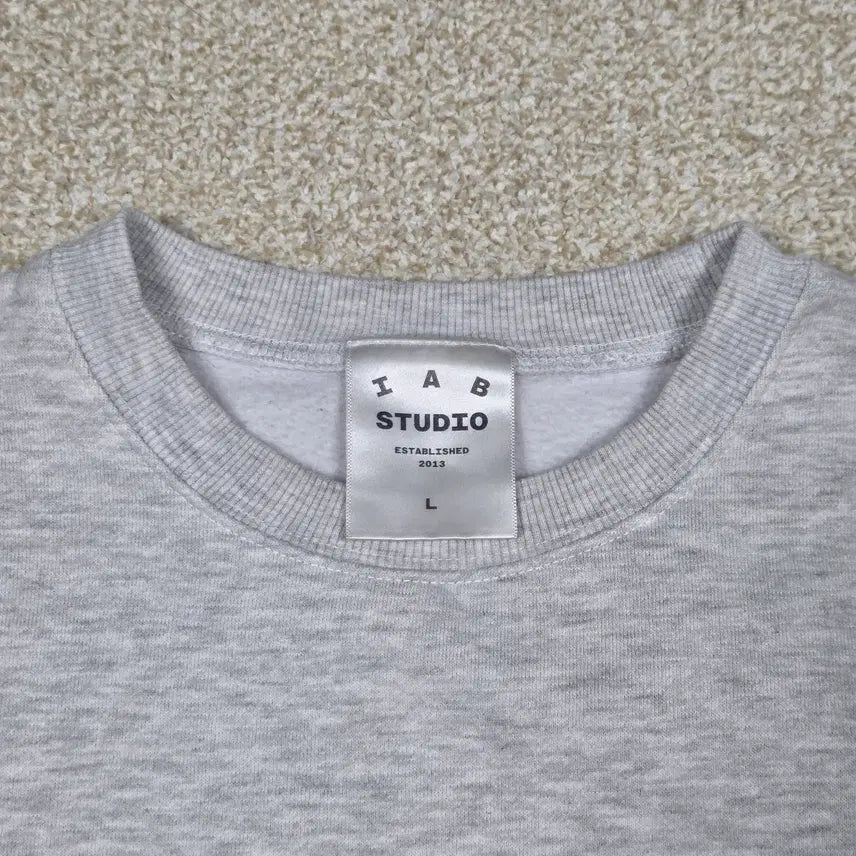[BUNJANG] IAP STUDIO Logo Crewneck Sweatshirt / [아이앱 스튜디오] 로고 크루넥 맨투맨 | A00412