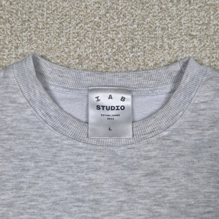 [BUNJANG] IAP STUDIO Logo Crewneck Sweatshirt / [아이앱 스튜디오] 로고 크루넥 맨투맨 | A00412