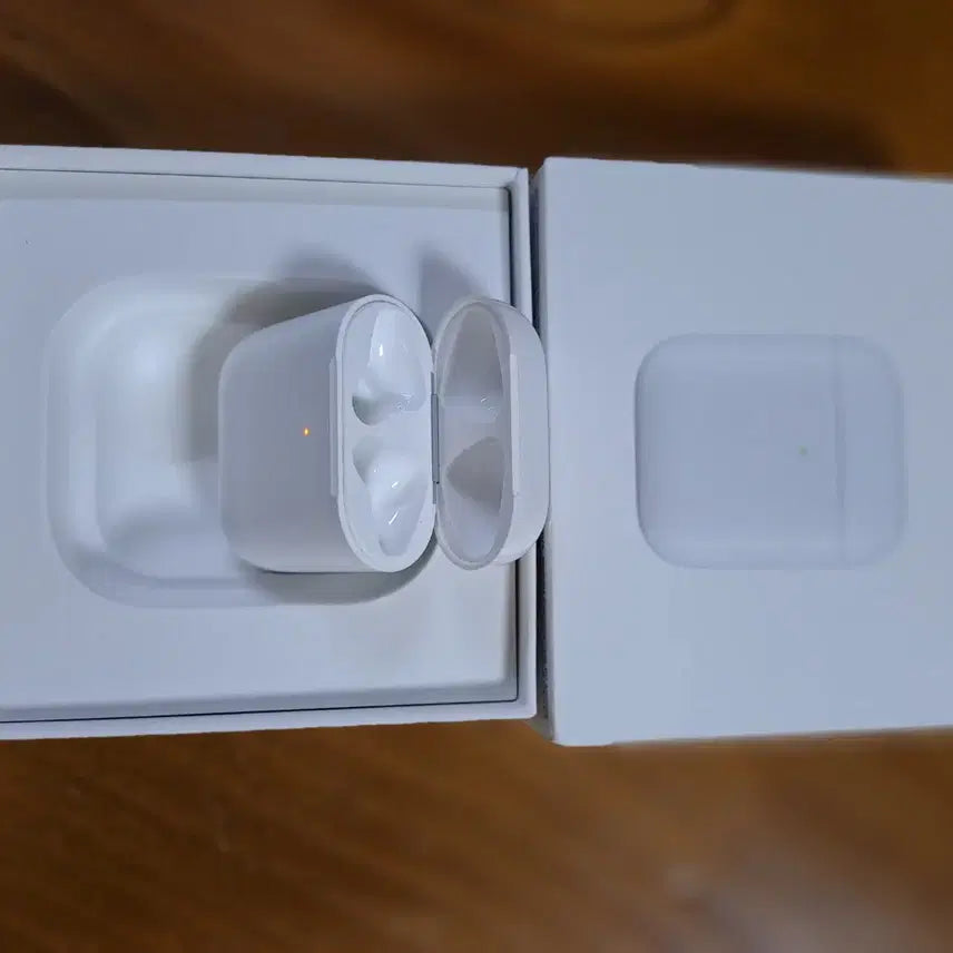 [BUNJANG] Apple AirPods 2nd Gen Wireless Charging Case (Compatible with 1st Gen) / 택포) 에어팟 2 무선 본체 (1세대 가능) 무선충전 충전케이스