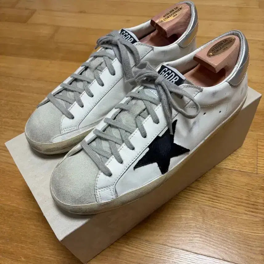 [BUNJANG] Golden Goose White Leather Superstar Sneakers with Black Star and Silver Metallic Heel Tab (EU 42 / US 9) / 골든구스 블랙 누벅 스타 &amp; 실버 메탈릭 레더 힐탭 화이트 레더 슈퍼스타