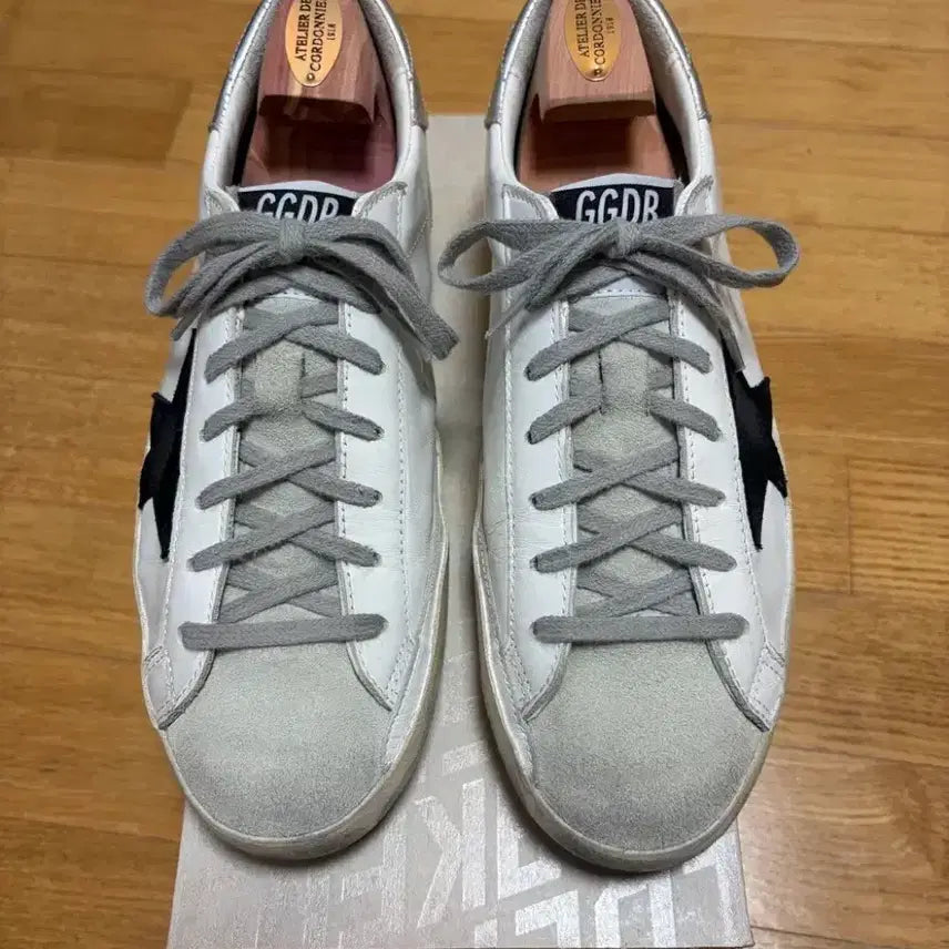 [BUNJANG] Golden Goose White Leather Superstar Sneakers with Black Star and Silver Metallic Heel Tab (EU 42 / US 9) / 골든구스 블랙 누벅 스타 &amp; 실버 메탈릭 레더 힐탭 화이트 레더 슈퍼스타