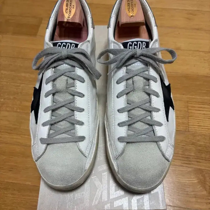 [BUNJANG] Golden Goose White Leather Superstar Sneakers with Black Star and Silver Metallic Heel Tab (EU 42 / US 9) / 골든구스 블랙 누벅 스타 &amp; 실버 메탈릭 레더 힐탭 화이트 레더 슈퍼스타