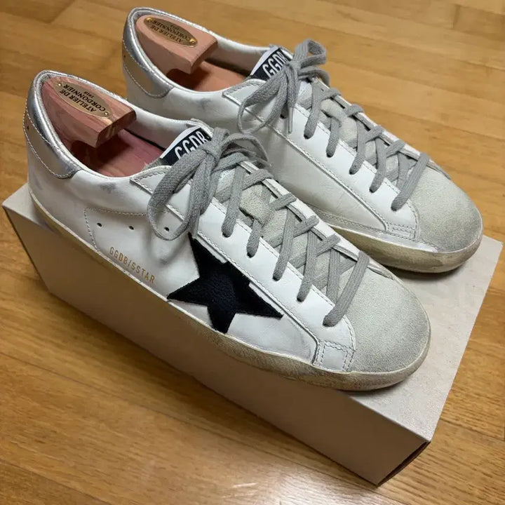 [BUNJANG] Golden Goose White Leather Superstar Sneakers with Black Star and Silver Metallic Heel Tab (EU 42 / US 9) / 골든구스 블랙 누벅 스타 &amp; 실버 메탈릭 레더 힐탭 화이트 레더 슈퍼스타