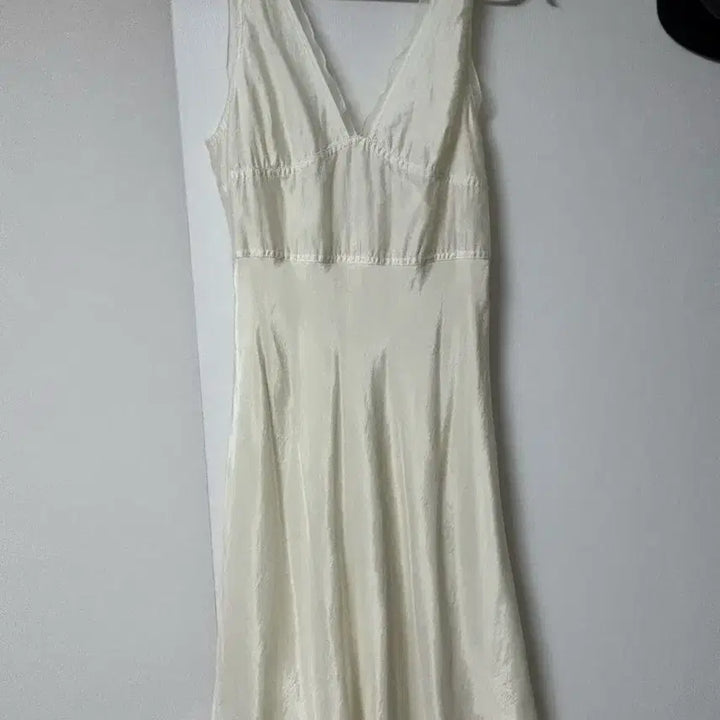 [BUNJANG] Parbang Deep V-Neck Dress Ivory M / 파르벵 딥 브이넥 드레스 아이보리 M