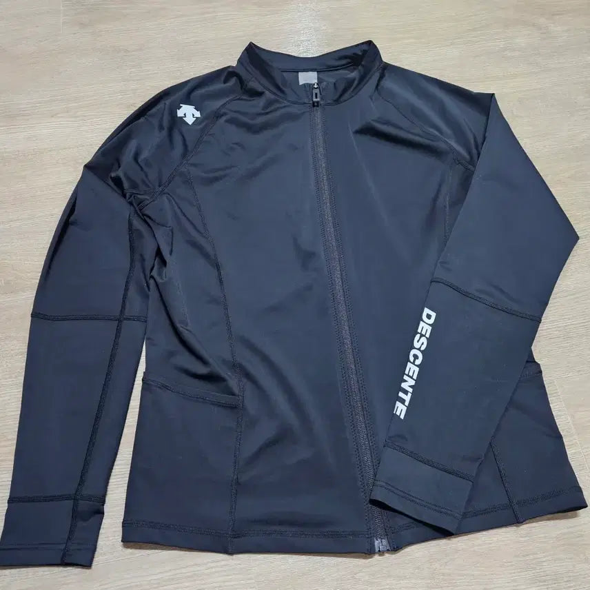 [SOLD OUT] 데상트 래쉬가드