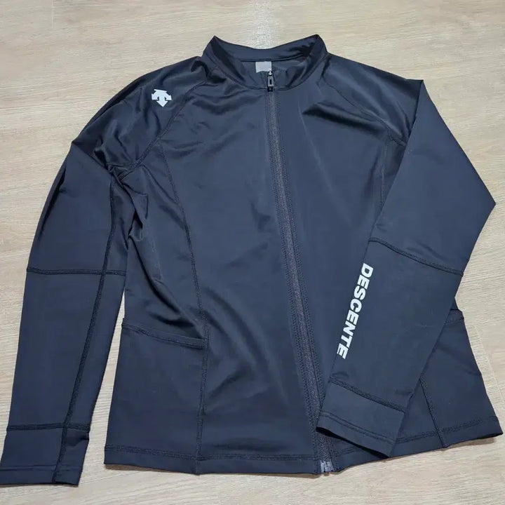 [SOLD OUT] 데상트 래쉬가드