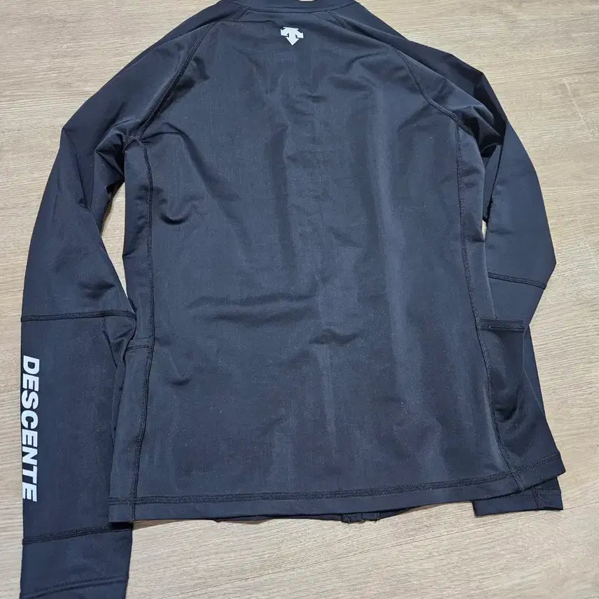 [SOLD OUT] 데상트 래쉬가드