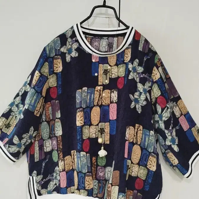 [SOLD OUT] 시스루 나염 폴리원단 라인 깔끔 양옆트임 라운드 넥 블라우스