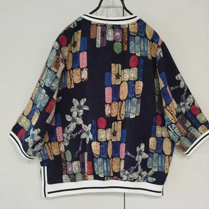 [SOLD OUT] 시스루 나염 폴리원단 라인 깔끔 양옆트임 라운드 넥 블라우스