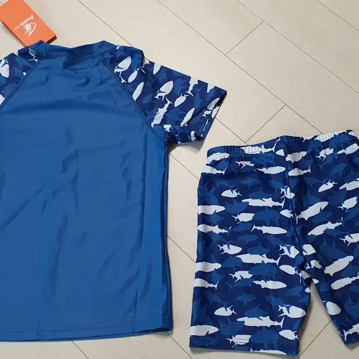 [SOLD OUT] 110사이즈 더블피쉬 래쉬가드 수영복 세트(새상품)