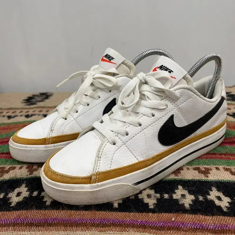 [SOLD OUT] 나이키 코트 레거시 넥스트 네이처 스니커즈 230 X01680