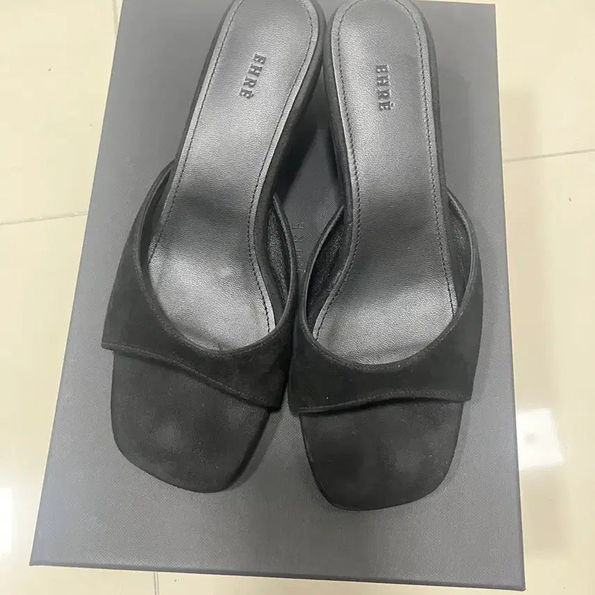 [SOLD OUT] EHRE 에레 OPEN-TOE WEDGE MULE [BLACK] 37
