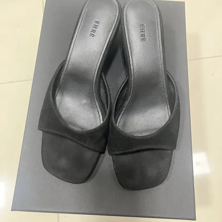 [SOLD OUT] EHRE 에레 OPEN-TOE WEDGE MULE [BLACK] 37