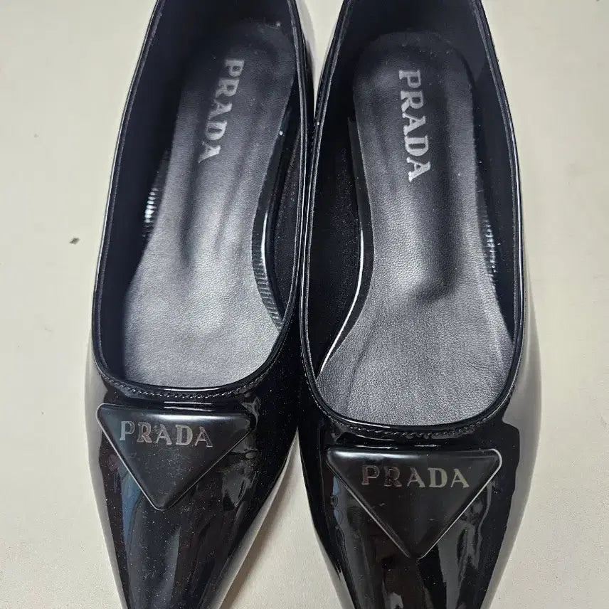 [SOLD OUT] 프라* 에나멜 펌프스 블랙