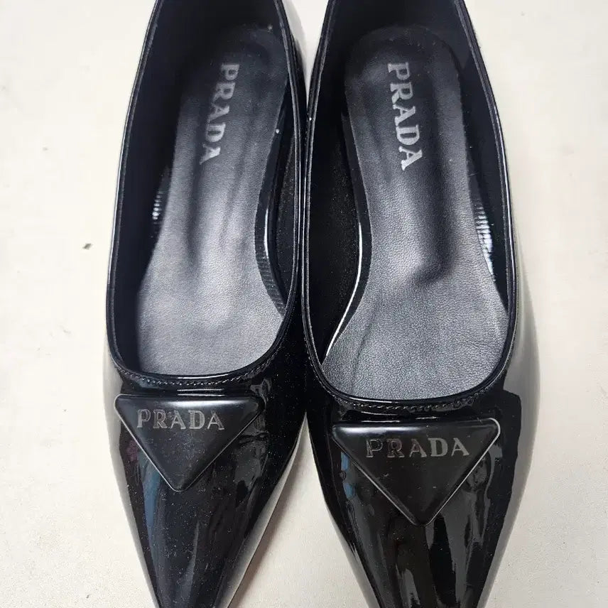 [SOLD OUT] 프라* 에나멜 펌프스 블랙