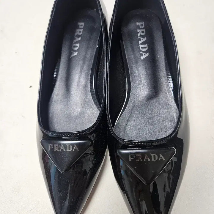 [SOLD OUT] 프라* 에나멜 펌프스 블랙