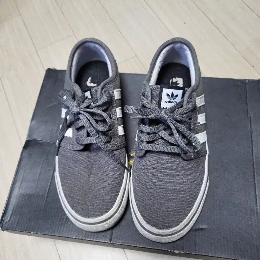 [BUNJANG] Adidas Grey Tennis Shoes 225mm / 아디다스 그레이 운동화 225mm 상태매우좋음