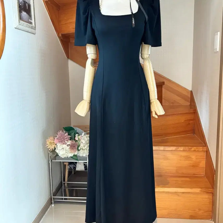 [BUNJANG] Black Square Neck Puff Sleeve Long Dress with Shoulder Pads / 블랙 스퀘어넥 퍼프 소매 롱 원피스. 어깨패드