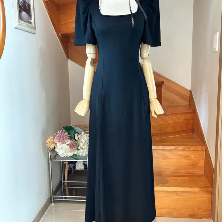 [BUNJANG] Black Square Neck Puff Sleeve Long Dress with Shoulder Pads / 블랙 스퀘어넥 퍼프 소매 롱 원피스. 어깨패드