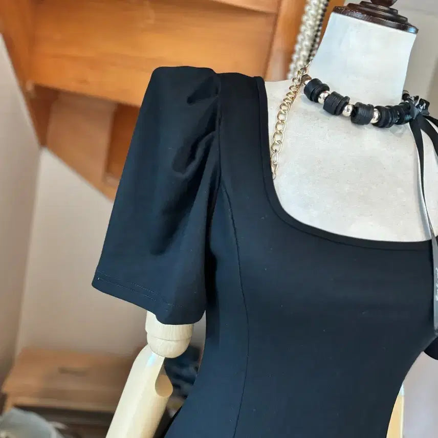 [BUNJANG] Black Square Neck Puff Sleeve Long Dress with Shoulder Pads / 블랙 스퀘어넥 퍼프 소매 롱 원피스. 어깨패드