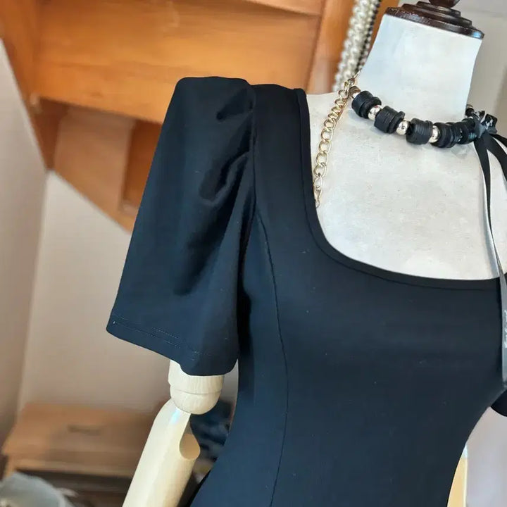 [BUNJANG] Black Square Neck Puff Sleeve Long Dress with Shoulder Pads / 블랙 스퀘어넥 퍼프 소매 롱 원피스. 어깨패드