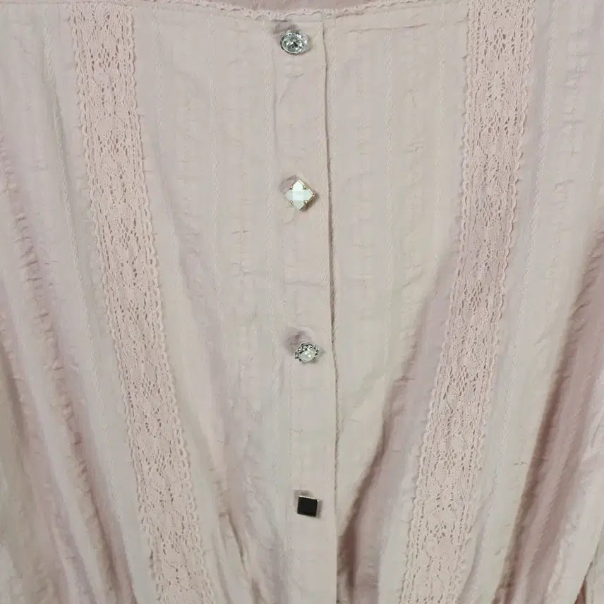 [BUNJANG] Lace Square Neck Blouse with Point Buttons / JPN 포인트 단추 레이스 스퀘어넥 블라우스 [26062413]
