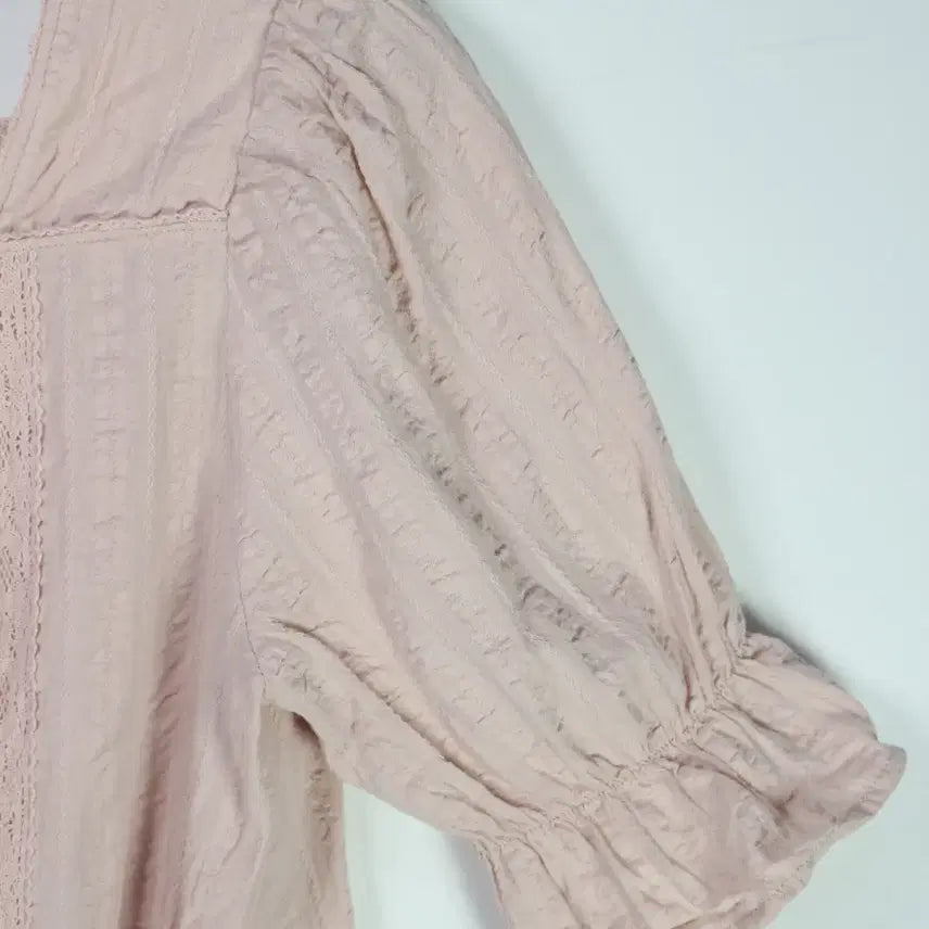 [BUNJANG] Lace Square Neck Blouse with Point Buttons / JPN 포인트 단추 레이스 스퀘어넥 블라우스 [26062413]
