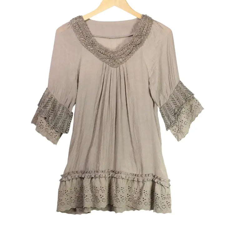 [BUNJANG] Eyelet Punching Hem Knit Frill Blouse / JPN 아일렛 펀칭 밑단 니트 프릴 블라우스 [26062414]