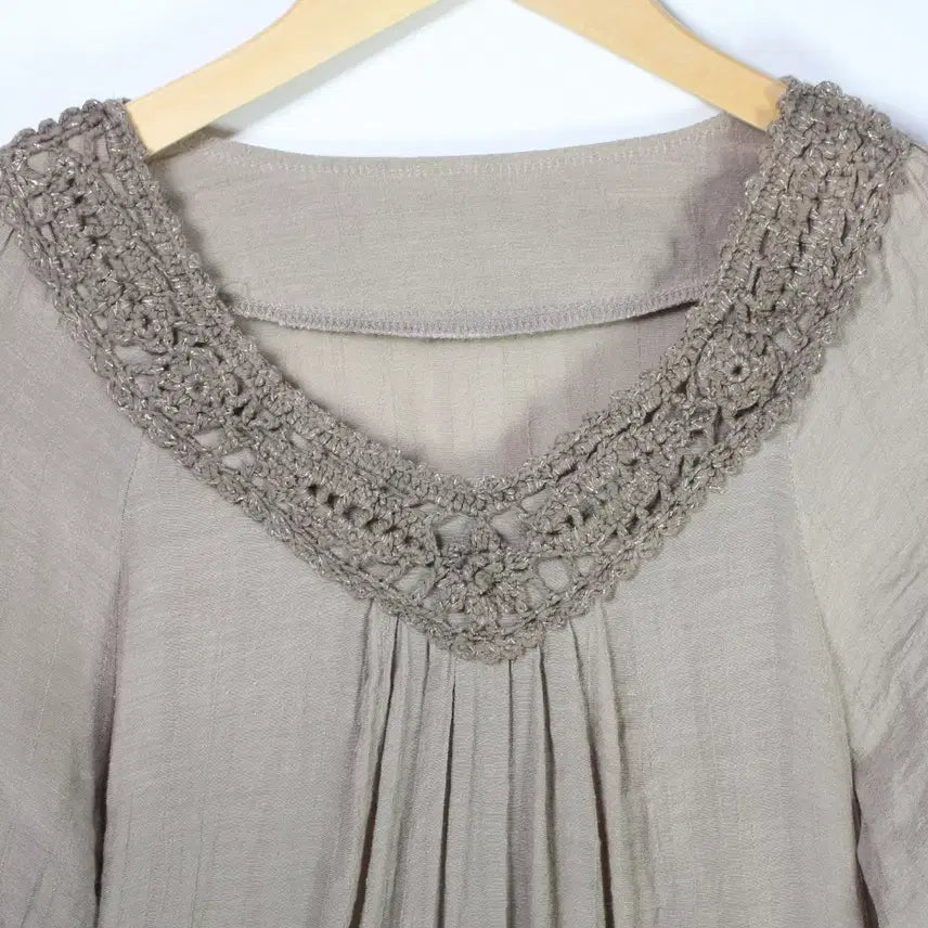 [BUNJANG] Eyelet Punching Hem Knit Frill Blouse / JPN 아일렛 펀칭 밑단 니트 프릴 블라우스 [26062414]