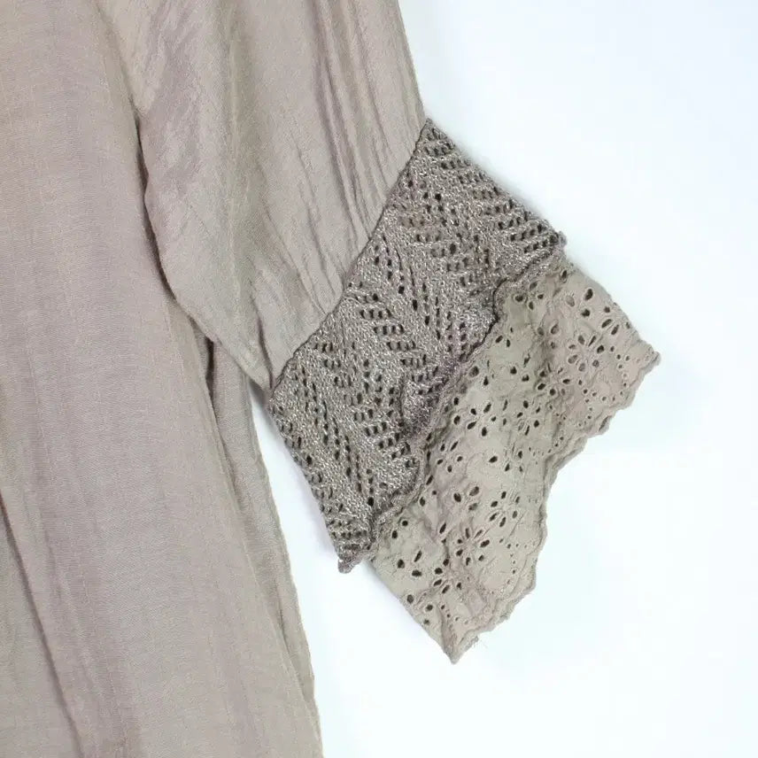 [BUNJANG] Eyelet Punching Hem Knit Frill Blouse / JPN 아일렛 펀칭 밑단 니트 프릴 블라우스 [26062414]