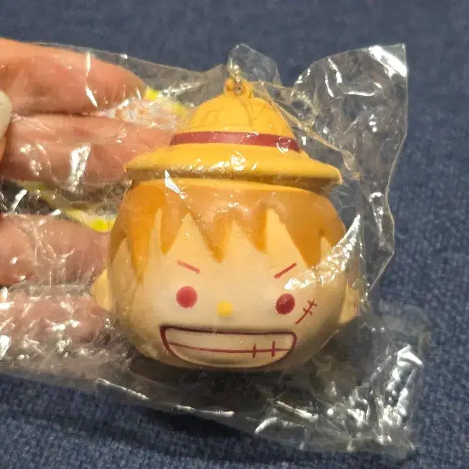 [BUNJANG] One Piece Mugiwara Store "Weapon Gripping" Mascot Keychain - Luffy / 원피스 무기빵시리즈 무기니기 마스코트 키링 루피