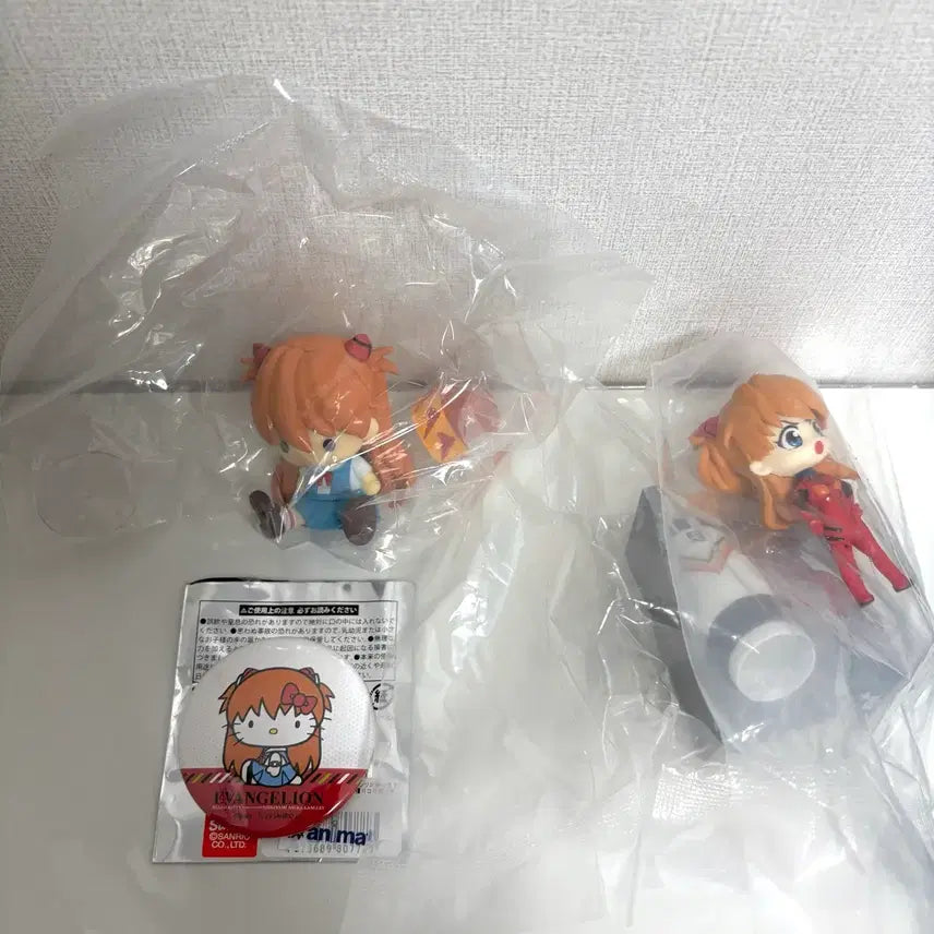 [BUNJANG] Evangelion Asuka Langley Petri Doll Desktop Figure &amp; Sanrio Hello Kitty Can Badge Set / 에반게리온 아스카 랑그레이 페타돌 데스크탑 피규어 산리오 헬로키티 캔뱃지