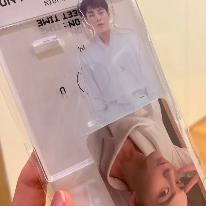 [BUNJANG] EXO Xiumin Acrylic Stand Smartphone Holder / 엑소 시우민 아크릴 스탠드 스마트폰 거치 가능