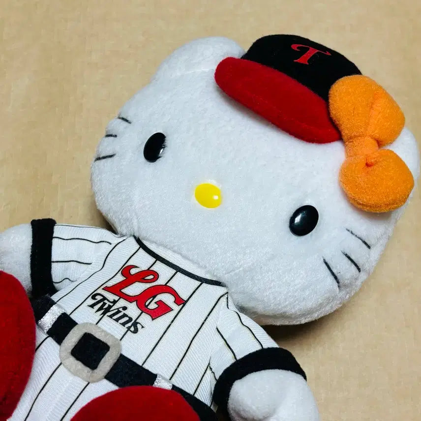 [BUNJANG] LG Twins Baseball Kitty Doll (Sitting) / 엘지트윈스 야구키티인형 앉은키티