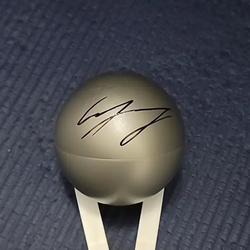 [BUNJANG] fromis_9 Lee Nagyung Signed Ball / fromis9 이나경 싸인볼