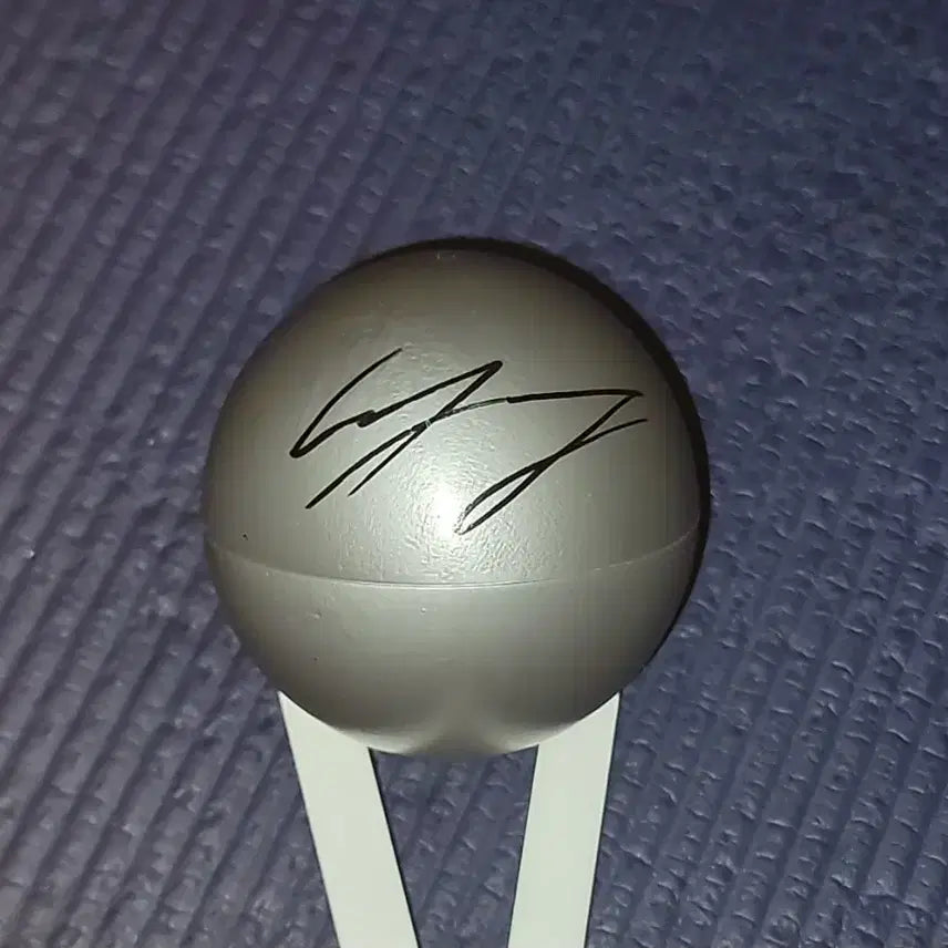 [BUNJANG] fromis_9 Lee Nagyung Signed Ball / fromis9 이나경 싸인볼