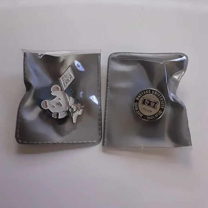 [BUNJANG] Hanyang University Badges Set (2 pieces) / 한양대 뱃지 2개 일괄판매합니다